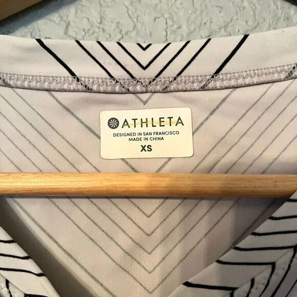 Athleta Swim Women’s Chevron Gray Rash guard Tank Size XS - Picture 2 of 4